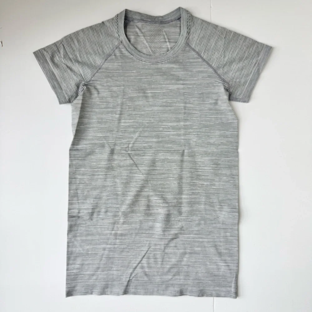 Lululemon Swiftly Tech Short Sleeve 2.0 Black White Stripe Size 6 - Picture 2 of 6